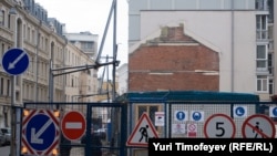 Several 19th-century buildings have been demolished to clear the way for the construction site in Moscow's Patriarch's Ponds district.