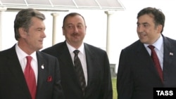 Presidents Viktor Yushchenko of Ukraine (left), Ilham Aliyev of Azerbaijan, and Mikheil Saakashvili of Georgia at the summit