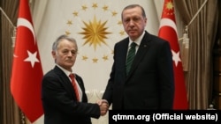 Crimean Tatar leader Mustafa Dzhemilev (left) meets with Turkish President Recep Tayyip Erdogan in Ankara in July 2017.