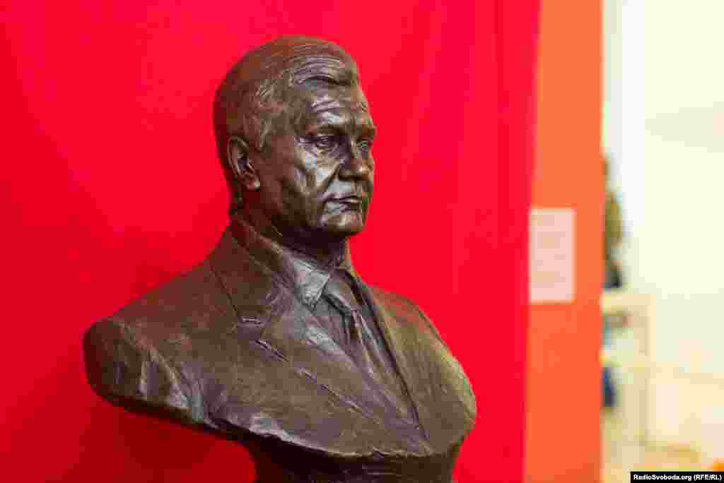 A bust of Yanukovych