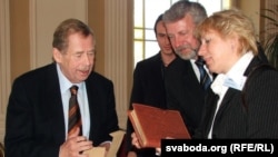 Vaclav Havel (left) with a longtime Belarusian opposition leader, Ales Milinkevich (center), during a meeting in Prague.