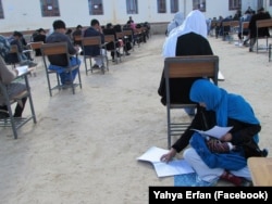 This image of Jahantab Ahmadi nursing her infant daughter while taking a university entrance exam in Afghanistan went viral.