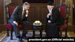 Ukrainian President Petro Poroshenko (left) meets with Ecumenical Patriarch Bartholomew I in Istanbul on April 9.