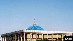 The Uzbek parliament building in Tashkent (file photo)