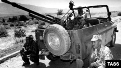 Government soldiers in the outskirts of Kabodien, Tajikistan in August 1997