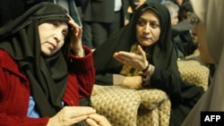 Zahra Rahnavard (left)