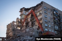 Dismantling the remains of one of the sections of the apartment block.