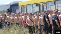 Police officers seized the clothes of Serbs with nationalist symbols who had gathered to celebrate St. Vitus Day in Gazimestan.