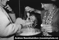 Young Russians guzzling champagne in the heady final days of the Soviet Union. Photo by Andrew Bezukladnikov/Russiainphoto.ru