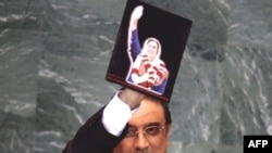 Zardari held up a photograph of his slain wife, former Pakistani Prime Minster Benazir Bhutto, as he addressed the UN General Assembly.