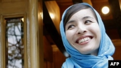 Roxana Saberi speaks to journalists outside her home in Tehran on May 12.