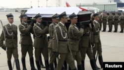 Soldiers carry President Lech Kaczynski's coffin on April 11, 2010 at the airport in Warsaw