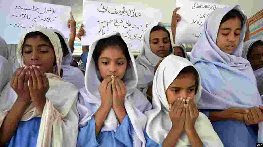 Schoolgirls pray for Malala&#39;s recovery in Multan.