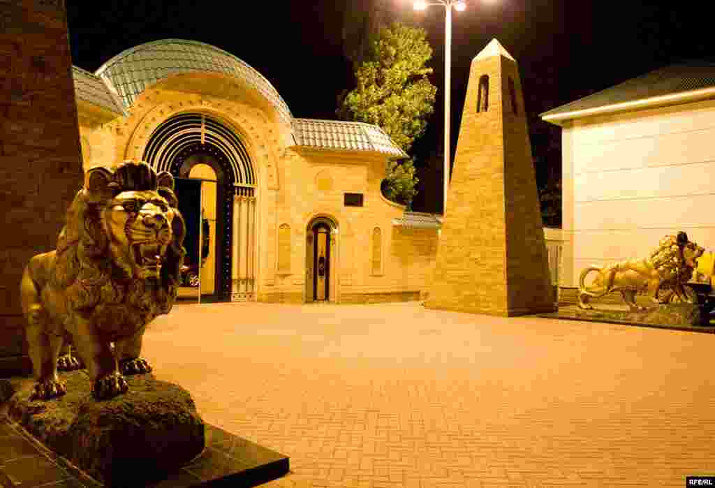 Lion sculptures guard the entrance to Kadyrov&#39;s mansion.