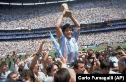 Diego Maradona holds up the trophy after Argentina beat West Germany 3-2 in their World Cup soccer final match at Atzeca Stadium in Mexico City on June 29, 1986.