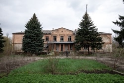 The same school building in 2019, photographed by Samuel Eder.