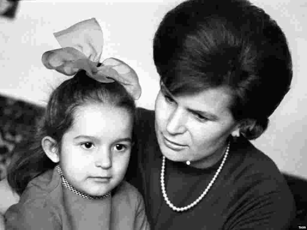 Tereshkova with her daughter Elena in January 1971