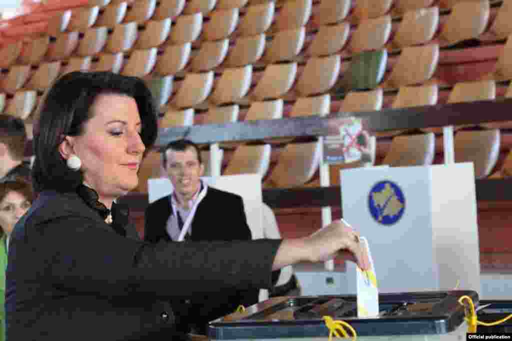 Kosovar President Atifete Jahjaga voted early on election day. She called the November 3 voting a test of the country's maturity.