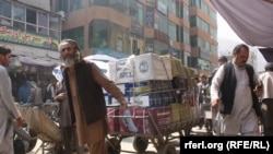 شماری زیادی از کهنسالان و متقاعدین به خاطر تامین مخارج زندگی‌شان مشغول کارهای شاقه اند. تصویر از آرشیف