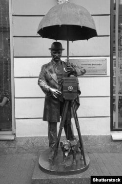 This memorial to Karl Bulla stands today on a side street off Nevsky Prospekt, near where Bulla’s photography studio was. On Saaremaa, one of Bulla’s cameras is displayed in an island museum.