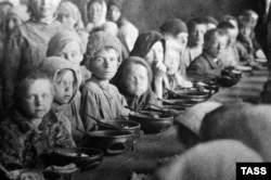 Children being fed at a dining hall in Pokrovsk (now Engels) in the Samara region.