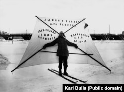 A demonstration of a “ski sail” on the frozen Neva River around 1910.