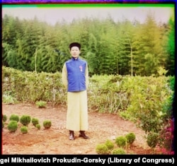 Lao Jin Jao on his tea plantation. The photo was taken between 1905 and 1915.