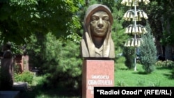 Худжандта 1916 жылғы көтеріліс басшысы Бибисолеха Қобилхожаеваға қойылған мүсін.