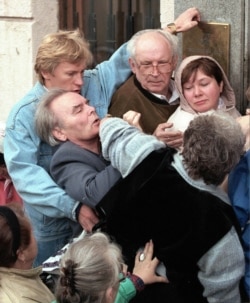 Muscovites jostle to enter a bank in the hope of withdrawing their savings on August 27, 1998, as the value of the ruble was plummeting