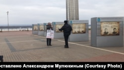 Aleksandr Mulyukin is approached as he protests on November 7, 2018.