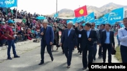 Campaigning Kyrgyz parties, in this case Bir Bol, favor light blue and red in their banners.