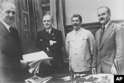 (Left to right:) German civil servant Friedrich Gaus, German Foreign Minister Joachim von Ribbentrop, Soviet leader Josef Stalin, and Soviet Foreign Minister Vyacheslav Molotov in Moscow in 1939.