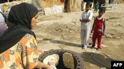 A woman makes bread at a camp for internally displaced Iraqis in central Baghdad. (file photo)