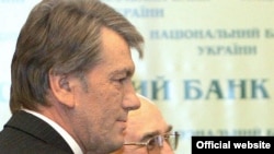 President Viktor Yushchenko (left) with Central Bank chief Volodymyr Stelmakh