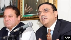 Nawaz Sharif (left) and Asif Ali Zardari at the press conference on August 7