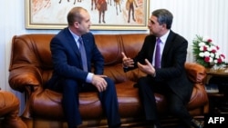 Bulgarian President Rosen Plevneliev (right) speaks with President-elect Rumen Radev during their meeting at the Bulgarian Presidency office in Sofia on November 14.