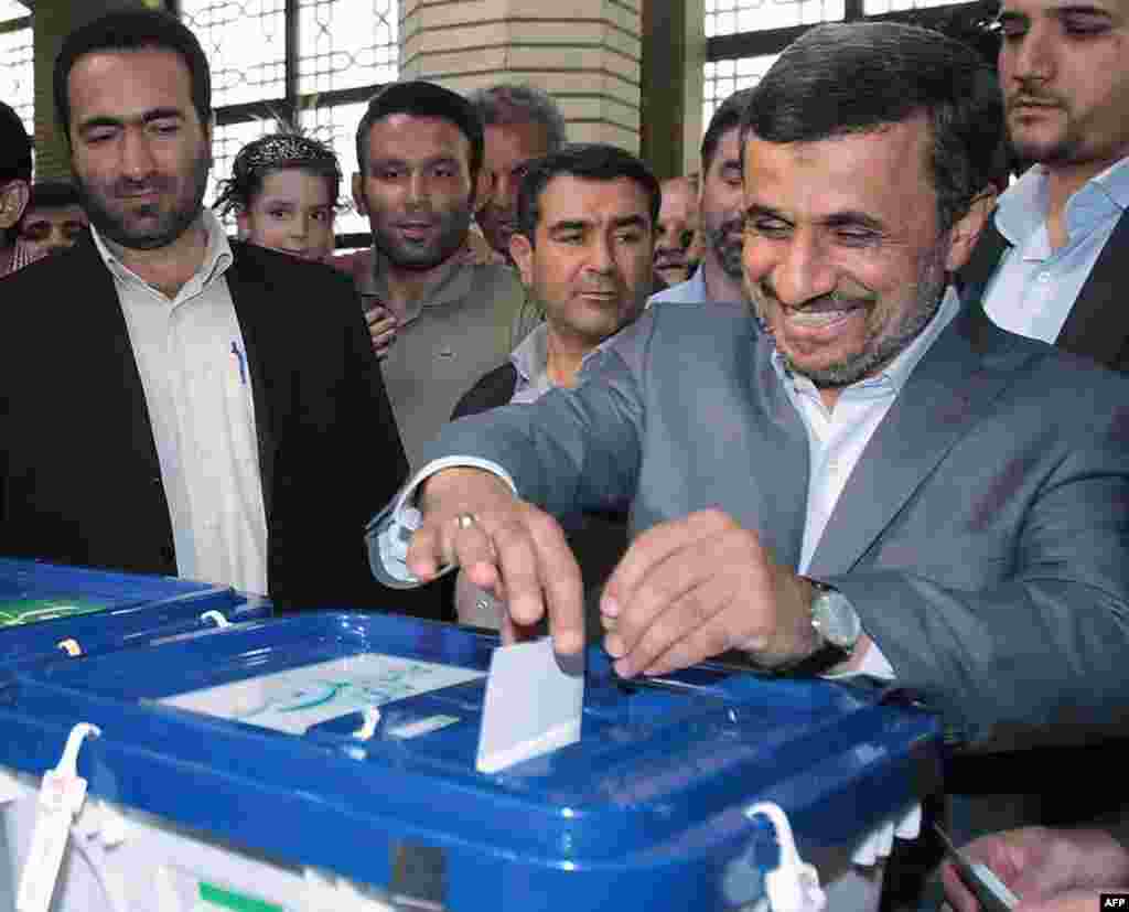 Iranian President Mahmud Ahmadinejad casts his ballot.