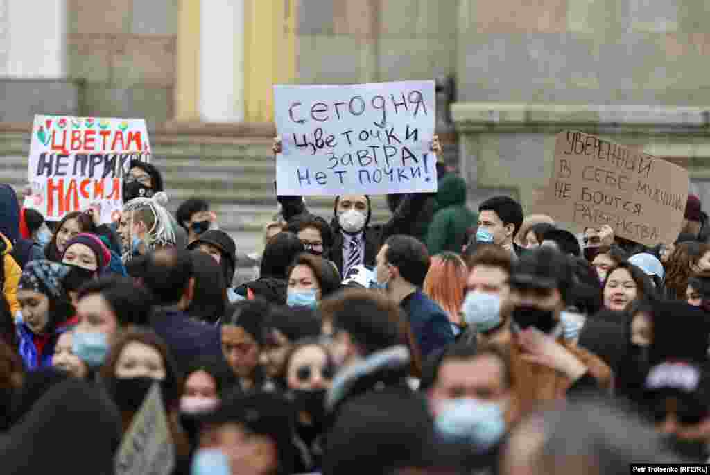 Шеруге келгендердің плакаттары.