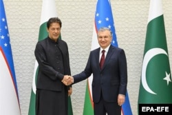 Uzbek President Shavkat Mirziyoev (right) meets with Pakistani Prime Minister Imran Khan in Tashkent on July 15.