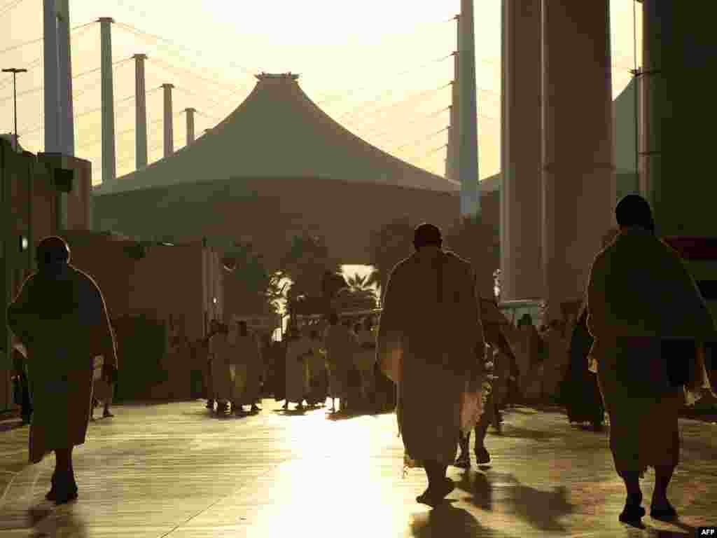 Many Muslims arrive at King Abdulaziz International Airport at the Red Sea port city of Jeddah as believers from all over the world begin to arrive in Saudi Arabia. (AFP PHOTO/AMER HILABI)