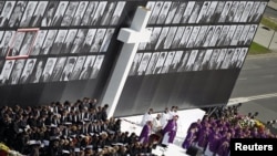 Roman Catholic priests led a memorial service for late Polish President Lech Kaczynski and other plane crash victims on Pilsudski Square in Warsaw on April 17.