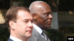 Angola's President Jose Eduardo dos Santos (right) and Russian President Dmitry Medvedev meet in Luanda