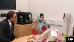 Pakistan's President Asif Ali Zardari (left) and his daughter Asifa Bhutto (right) meet with Pakistani schoolgirl Malala Yousafzai.