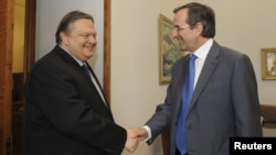 New Democracy leader Samaras (right) shaking hands with Pasok leader Venizelos (file photo)