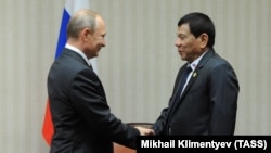 Phillipine President Rodrigo Duterte (right) had been die to meet his Russian counterpart Vladimir Putin on May 24. (file photo) 