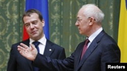 Ukrainian Prime Minister Mykola Azarov (right) with his Russian counterpart Dmitry Medvedev (file photo)