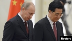 Russian President Vladimir Putin (left) and Chinese President Hu Jintao during a welcoming ceremony for the Shanghai Cooperation Organization (SCO) summit in Beijing on June 5.