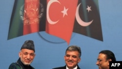 Turkish President Abdullah Gul (centre) with his Pakistani and Afghan counterparts Asif Ali Zardari (right) and Hamid Karzai (left) in Istanbul