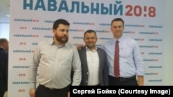 Sergei Boyko (center) with fellow oppostion activists Aleksei Navalny (right) and Leonid Volkov (file photo)