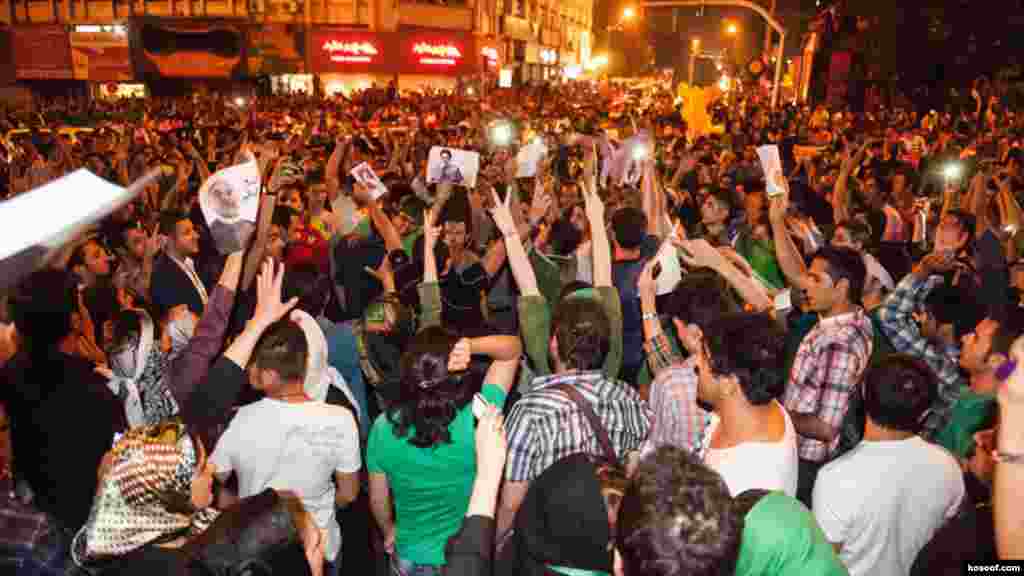 Iranians in the capital celebrate the Rohani victory, some of them wearing the green color adopted by the opposition that emerged from the 2009 vote in which many alleged fraud.